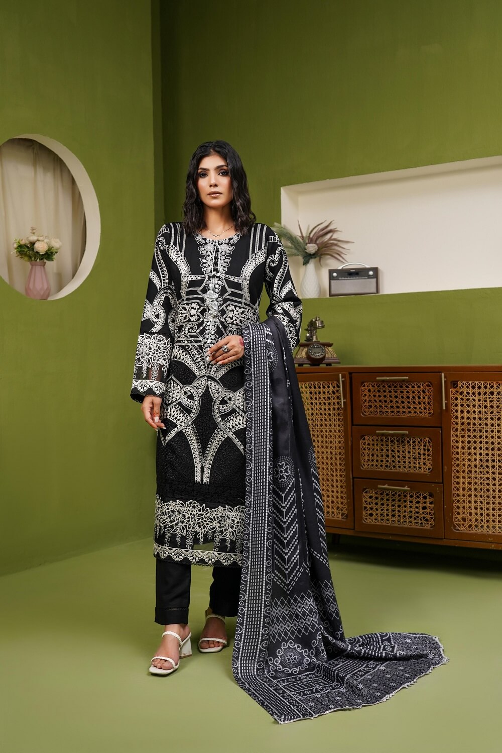 IMG-20250923-WA0113 Eliza Dhanak Embroidered Suit - Image 4