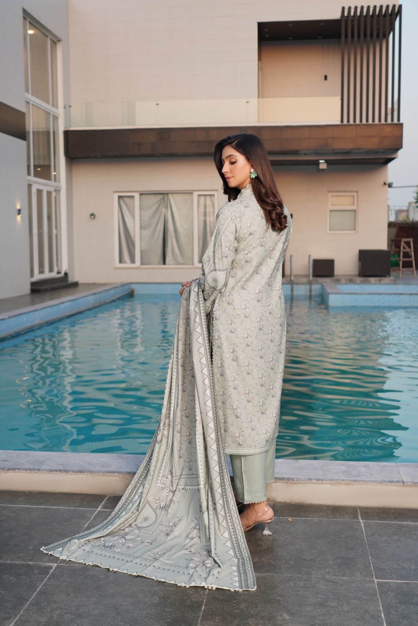 Winter Linen Embroidered Suit 8 Mahira Winter Linen Embroidered Suit - Image 2